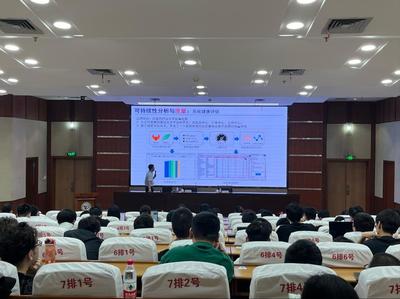 浙江大學(xué)鄧水光教授、南京大學(xué)陳振宇教授應(yīng)邀來學(xué)院做專題學(xué)術(shù)報告，共話南京軟件開發(fā)新趨勢